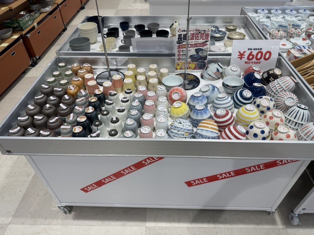 茶碗・湯呑各種 600円の波佐見焼